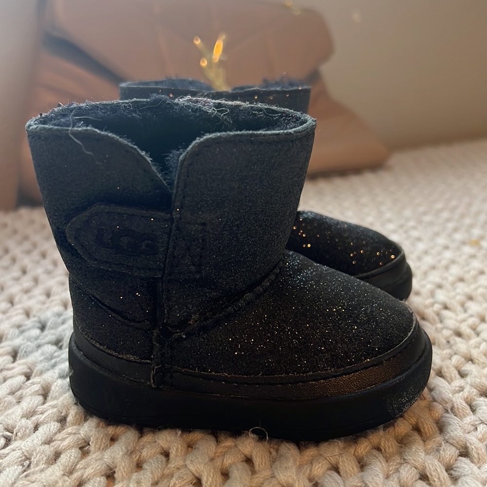 Like new baby girl ugg slippers size 2/3